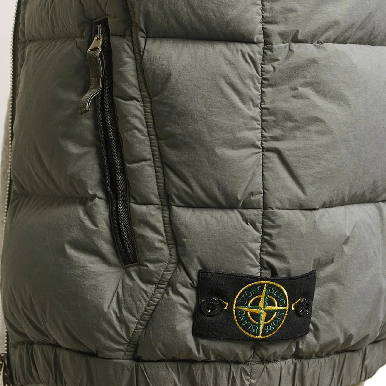 [Stone Island] Seamless Tunnel Nylon Down-TC Vest in Cement - Image 6